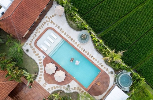 Bengkel House | Tropical 5BR Kedungu Escape with Big Pool