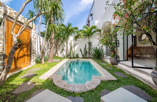 Tibubeneng Villa | Tropical villa style Sleeps six Berawa