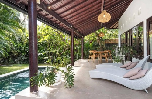 Sunset Road Villa | Twist and Shout Private Villa! Breakfast included!