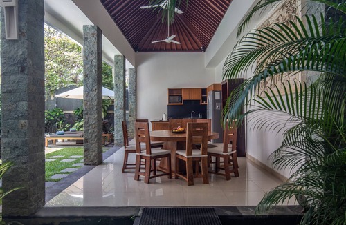 Batu Bolong Villa | Verano 1, 4-8BR sleeps up to 16 walk to Echo Beach