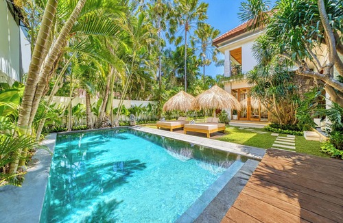 Petitenget Villa | Villa Chicago, Spacious 7 BDR, lively area