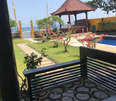 Banjartegehe House | Villa Dini Ocean Beachfront Private Pool Cook and Maid