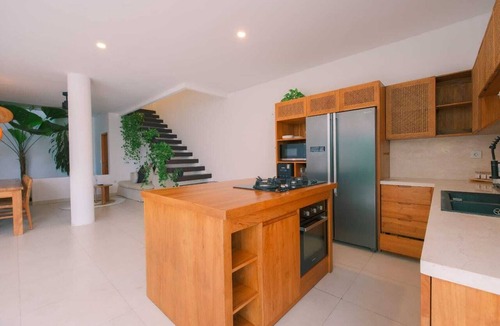 Mengwi House | Villa Merman | 3BR w BBQ Deck & Pool In, Perenanan, Canggu