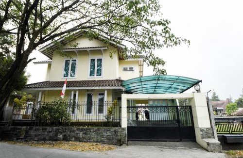 Cipanas Villa | Villa Puncak Kota Bunga, Swarna Villa Swimming Pool