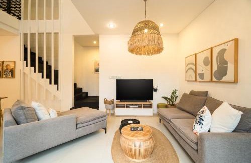 Sanur Kauh Villa | Villa Zambrud Sanur Elegant Tropical Villa with Private Pool & Garden and Garage