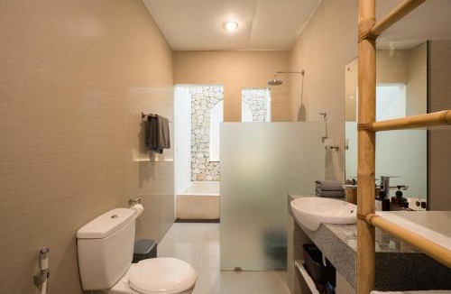 Sanur Kauh Villa | Villa Zambrud Sanur Elegant Tropical Villa with Private Pool & Garden and Garage