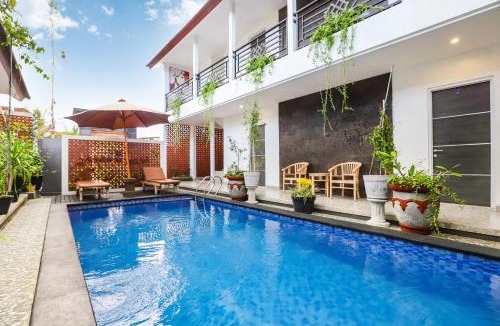 Peliatan House | White-Blue House 2 - Pvt Room, Shared Pool&Kitchen