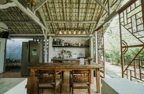 Celuk House | Wooden house Near Bali zoo