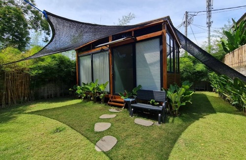 Dalung Villa | YY Black - Peaceful Wooden Tiny House with a Cozy Ambience