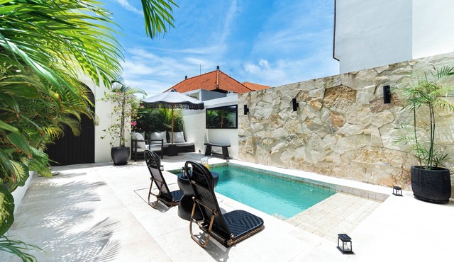1BR Private Pool Villa in Batu Bolong Walk to Cafés