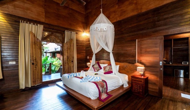 2 Bedroom Classic Balinese Wooden Cottage Near Mushroom Bay