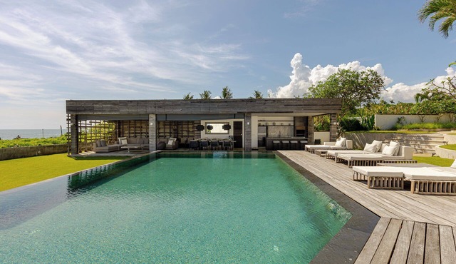 20% Off Early Booking-Beachfront 5BR Bali Villa: Beach Club, Fully staffed, Chef in Cemagi