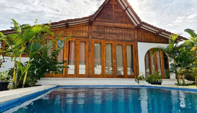 3-bedroom family house with pool, garden and toys