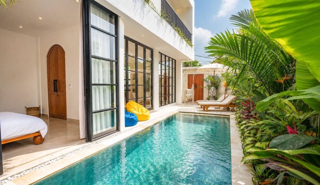 3BR Private Pool Villa in Berawa Walk to Beach, Cafes & Finns in Bali
