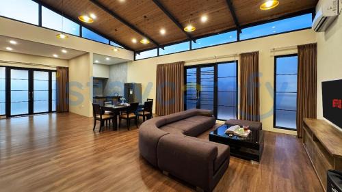 5BR Large Villa Crown Hill Estate F26 in Batam Center