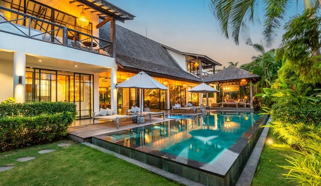 8-Bedroom Luxury Retreat Rice Field Views Beach Walk in Canggu