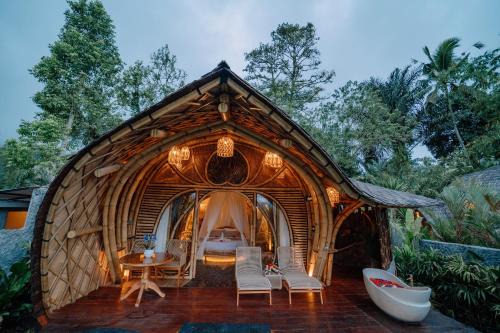 Ari's Bamboo House Sidemen - NYAN BALI in Selat