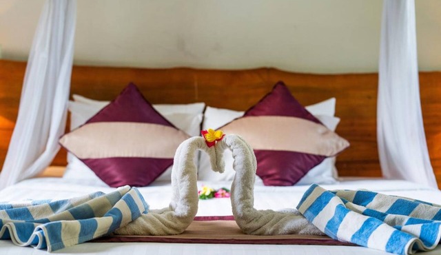 Balinese Style House with Public Swimming Pool, Close to Mushroom Beach (DLX)