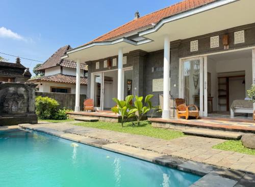 Big Villa with 4 Bedrooms and Private Pool in Ubud in Ubud