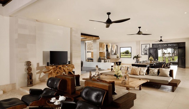 Black Beach Villa - Absolute Beachfront