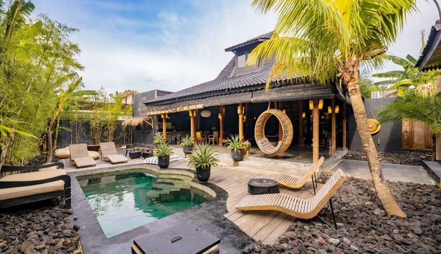 Black Serpent 3BR Villa w/Jacuzzi in Uluwatu in South Kuta