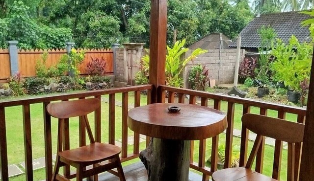 Borneo Log Cabin Guest House in Tejakula
