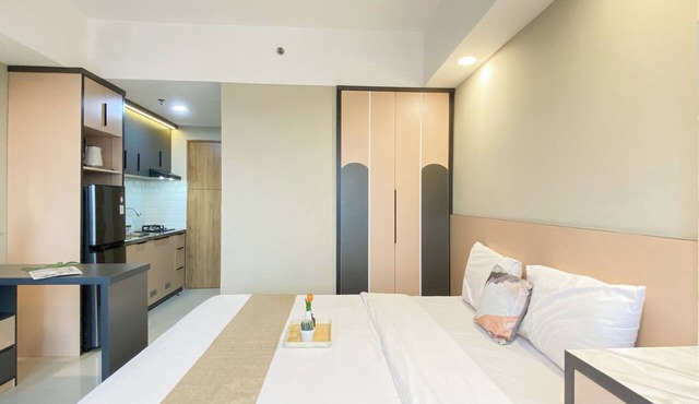 Bright And Warm Studio Room At Apartment Lrt City Jatibening