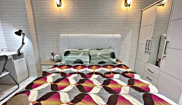Bright cozy studio 1BR Cityview, SmartTV,FAST Wifi at Greenbay Pluit