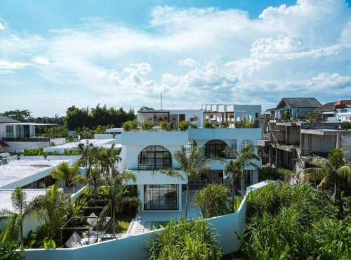 Casa Petak 11 - Luxury Haven with Jacuzzi, Rooftop & Tropical Vibes in Pererenan in Canggu