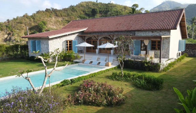 Casa Samudra - charming & spacious villa by the sea surrounded by nature in Selong Belanak