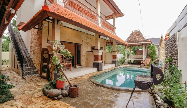 Charming 8-bedroom guesthouse with shared kitchen, only 1 km from the beach.