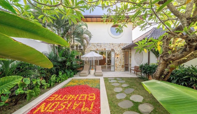 Chic 2BR Villa by Sanur Beach w Pool +Room Jacuzzi in Kota Denpasar