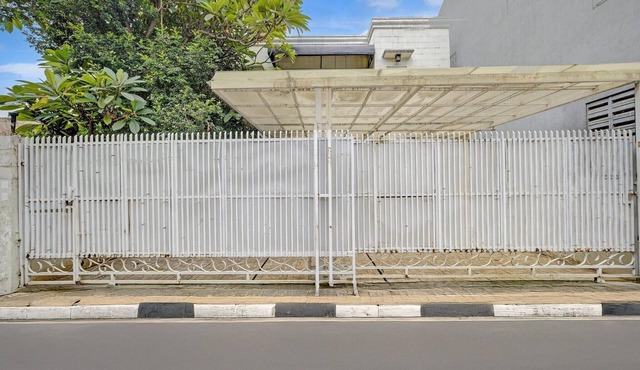 Cozy Deluxe Stay Near RS Fatmawati with Free WiFi