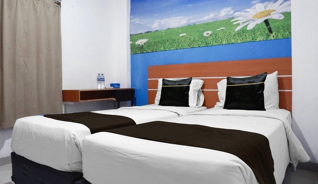 Cozy Twin Escape with Free WiFi and Parking in Padang