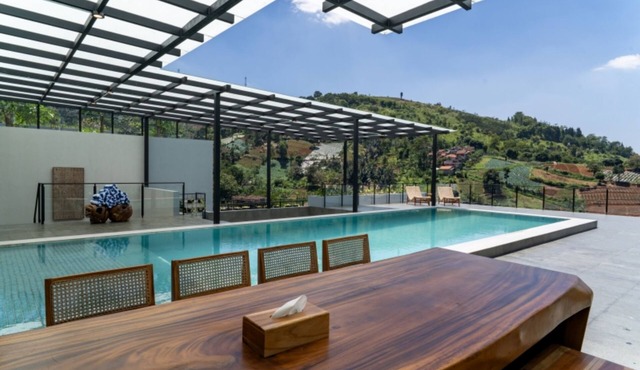 Diamond Hill 10 Br Heated Pool in Bandung