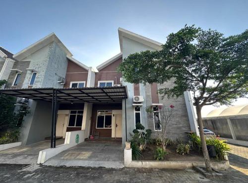 El House by Galareka - Cozy House with 4BR in Solo