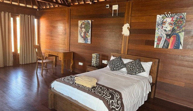 Enchanting wooden house with AC in Ubud for a relaxing getaway in Ubud