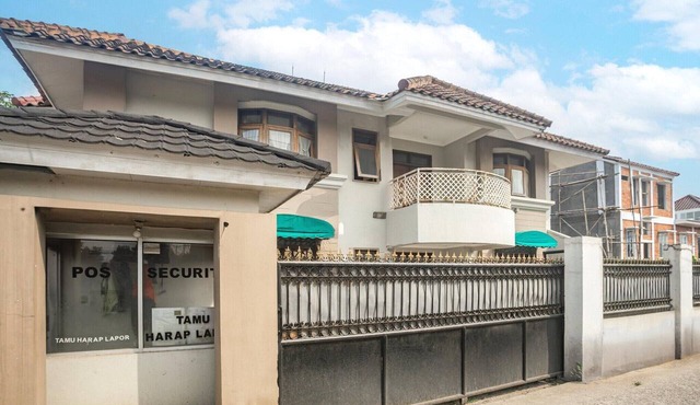 Family Luxury Suite W/Free WiFi and Parking in Bogor