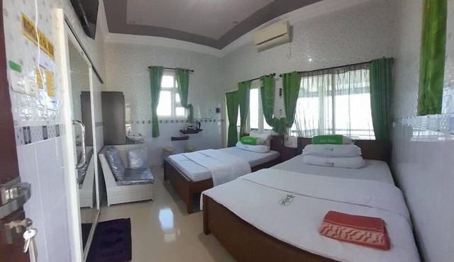 FATHIN HOTEL BAWEAN SYARIAH in Sangkapura