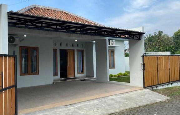 Guesthouse Casamontana Magelang (3 Bedroom Full AC) in Mertoyudan