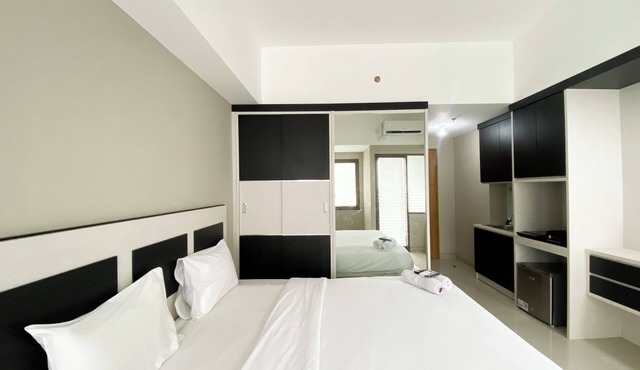 Homey Studio At Lrt City Jatibening Apartment