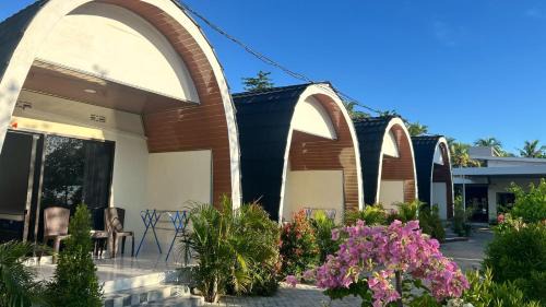 Hotel Villa Beach Transit 2 & Whaleshark Tour in Jambu