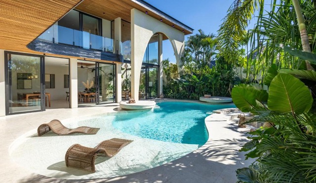 Iconic Arch Villa 6BR Beach-Club Pool in Canggu