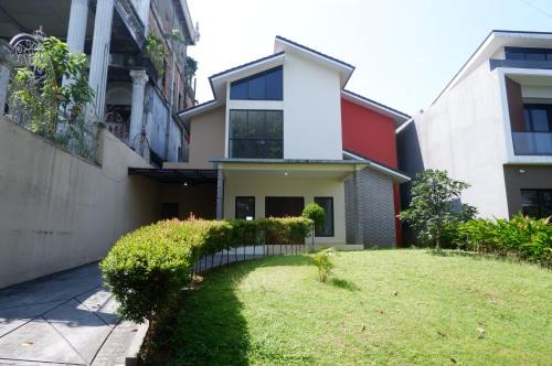 Kamila Golf Sentul - Bogor by Villaku in Babakan Madang