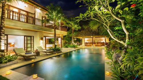 LA-BALI Villa Sanur, Spacious & Large, Private Pool, Pool Table, 5-Minutes walk to the Beach, Free Laundry, Private Cook, Massage, Daily Tour
