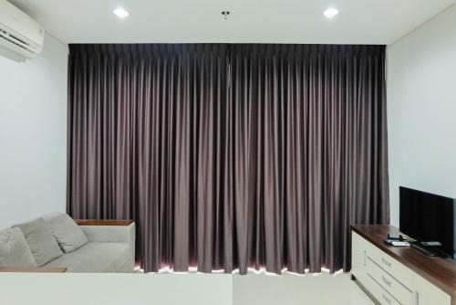 Luxurious and Comfy 2BR Paddington Heights Alam Sutera Apartment By Travelio in Tangerang