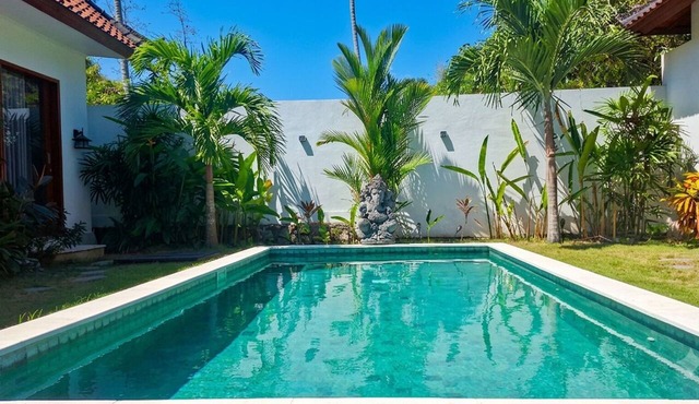 Luxury 3BR Villa Saphira with Private Pool, 3 Min to Selong Belanak Beach in Nusa Tenggara Bar