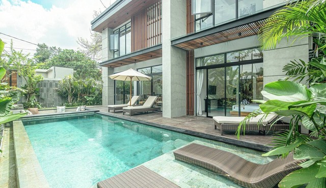 Luxury 5BR Retreat, 400m from Café Del Mar Shore in Canggu