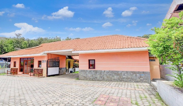 Luxury Deluxe DBL Retreat W/Free WiFi and Parking in Pekalongan