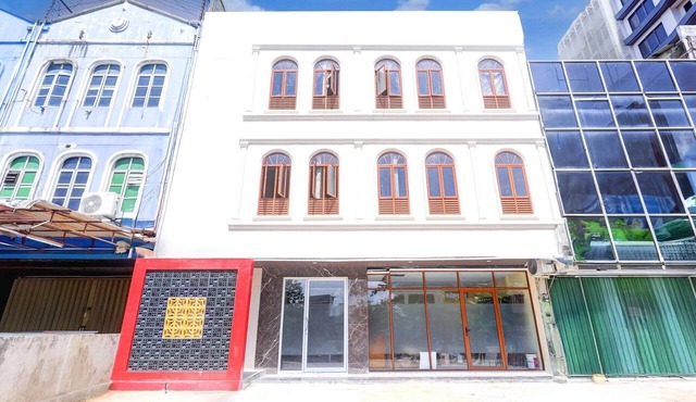 Luxury Twin Stay with Free WiFi and Parking in Batam